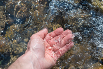 Hand im Wasser waschen