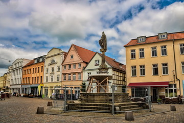 Fototapeta premium güstrow, deutschland - borwinbrunnen auf dem pferdemarkt
