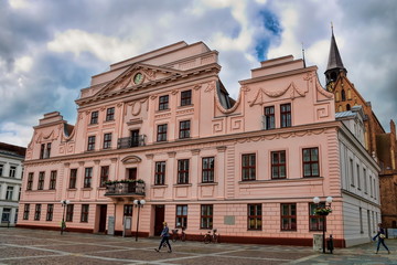 Fototapeta premium güstrow, deutschland - rathaus in der altstadt