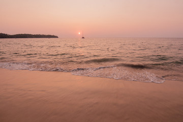 Obraz premium Stunning sunset on the beach during Phuket lockdown from Corona virus.