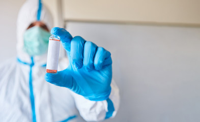 Obraz premium Researcher in laboratory using vaccine ampoule for analysis
