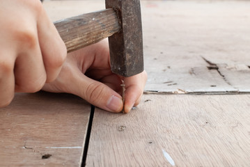 金づちで釘を打つDIYの写真