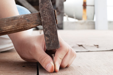 金づちで釘を打つDIYの写真