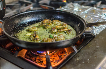 Cuisses de grenouilles sur le feu