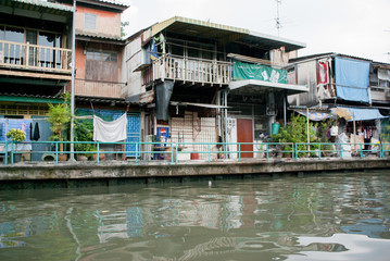 Fototapeta na wymiar バンコクの運河：ボートからの眺め：タイ、東南アジア