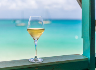 Verre de vin blanc face à la mer