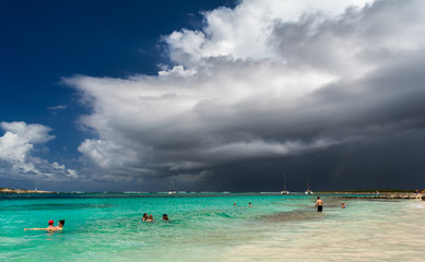 Fototapeta na wymiar Soleil et pluis sur la Caraibe
