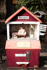 Alter Automat zur Zukunfstdeutung, Wahrsagerin
