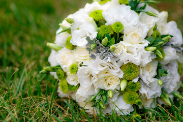 Obraz na płótnie Canvas beautiful bridal bouquet of the bride outdoors