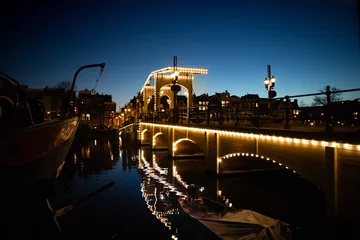 Papier Peint photo Lavable Brugges The "skinny" brug (Magere brug) in Amsterdam on a quiet evening