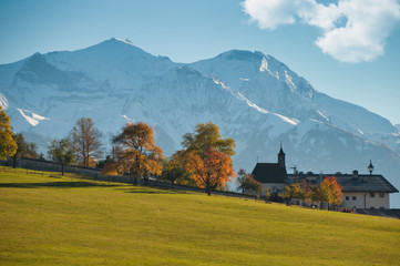 imbachhorn im herbst unter wolken blauem himmel gesehen von schloß kammer zell am see pinzgau...