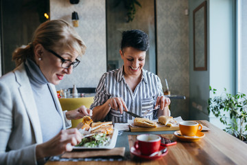 Obraz na płótnie Canvas women having lunch at restaurant