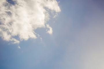 angestrahlte Wolke am Himmel 