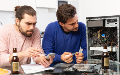 Fototapeta na wymiar Men do not know how to repair a computer