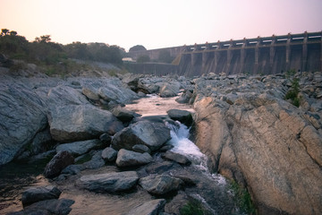 Obraz premium water flowing between the rocks after using it in a dam