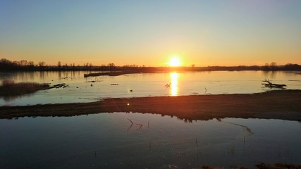 Sonnenuntergang an einem idyllischen See