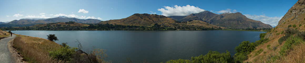 Fototapeta na wymiar Lake Hayes near Arrowtown in Otago on South Island of New Zealand 