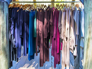 Cabide com roupas coloridas