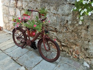 Mit Blumen geschmücktes Fahrrad