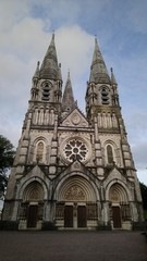Fototapeta na wymiar Fachada frontal de la Catedral de St. Fin Barre's, Cork, Irlanda