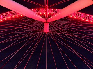 Rot beleuchtetes London Eye bei Nacht