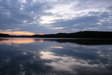 Obraz na płótnie Canvas poranek na jeziorem