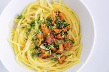 spaghetti with chanterelles and parsley