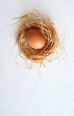 Uova di gallina isolate su sfondo bianco. Vista dall'alto, copia spazio. Concetto di cibo sano