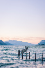 Lac de montagne au coucher du soleil 