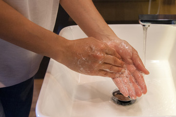 Mycie rąk podczas epidemii wirusa covid-19