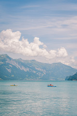 3 kayaks sur le lac de montagne