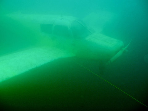 Avion flotando baje el agua