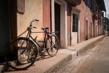 Fototapeta na wymiar old fashioned bike on Indian street