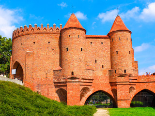Barbakan w Warszawie wzniesiony około 1548 jako element warszawskich murów obronnych - obrazy, fototapety, plakaty