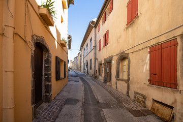 Fototapeta na wymiar Romantische Altstadtgasse in Cogolin, Provence, Südfrankreich