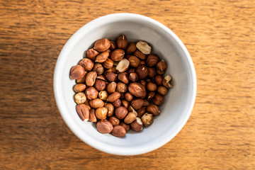 Nüsse in einer Schale auf dem Tisch. Gesund leben.