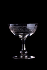 Coupe verre à pied ciselée sur fond noir
