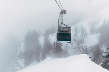 Gondel in den Bergen im Nebel.