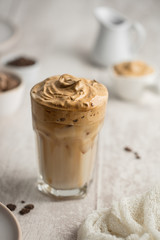 dalgona coffee café frappé mousse lait