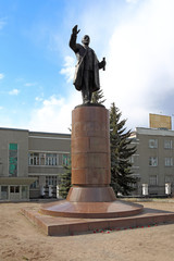 Fototapeta premium Monument to Lenin on a spring day in the city of Omsk in Western Siberia