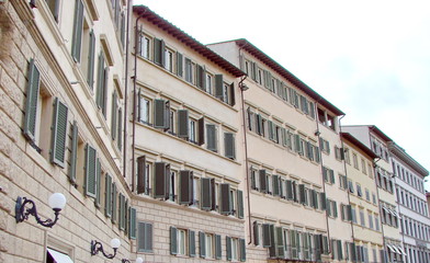 Obraz premium The fresh appearance of the medieval buildings of Florence is no different from the modern buildings on the streets of the city.