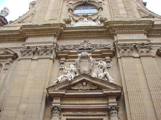 The sculptures of saints and martyrs on the façade of Florentine cathedrals are constantly reminding passers-by of the greatness of the Catholic religion.