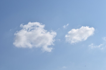 Weiße Wolken ziehen am blauen Himmel
