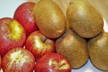 Delicious apples and kiwis.
Fruits rich in nutrients.