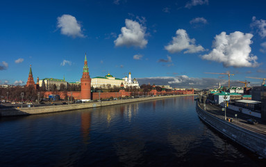 Obraz premium The most famous panorama of Moscow. The best view of the Moscow River and the Kremlin. Excursions and walks around the city. City Embankment