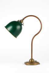 Ancienne lampe de bureau brocante 1900 cuivre verte foncée détourée sur fond blanc