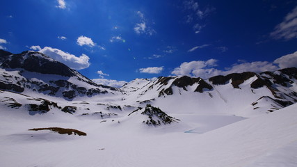 Bad Hindelang, Deutschland: Panorama des im April noch schneebedeckten Schrecksees