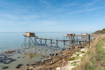 Fototapeta na wymiar Port-des-Barques, près de Fouras (Charente-Maritime, France), cabane de pêcheur sur pilotis (carrelet)