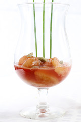 Salade fraiche à partir de pêches d'été