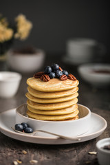 pancakes myrtilles et noix de pécan avec sirop d'érable